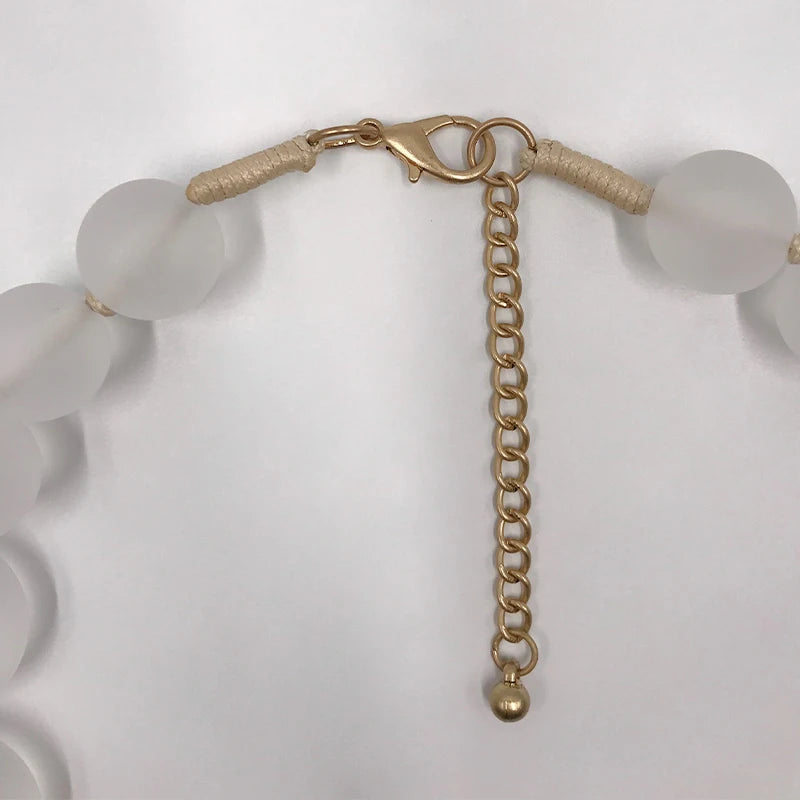 Collier en Résine Givrée : Gothique et Élégant